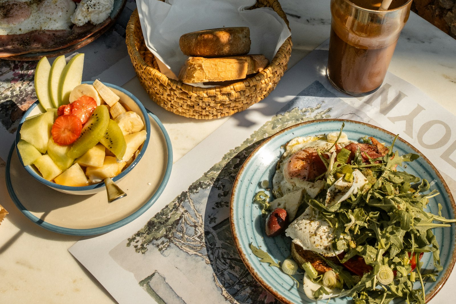 Πρωινό με φρέσκα φρούτα και παγωμένο καφέ σε υπαίθριο τραπέζι
